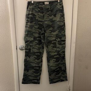 Universal Thread Green Cargo Flap Pockets Wide Leg Camouflage Pants SZ 10